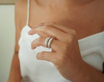 Anello a curva morbida e sottile in argento antico, anello boomerang regolabile di forma organica, anello elegante a strati dal design fluido e minimalista impilabile