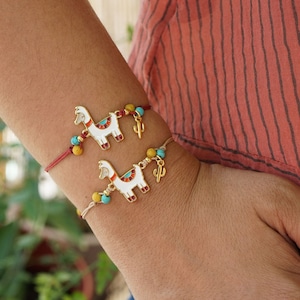 Gold llama charm beaded bracelet, alpaca bracelet, pet gift, farm animal llama funny bracelet jewellery, summer boho dainty hippie, gift