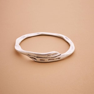 Silber gehämmerter runder Armreif, Stapelarmband Armband, minimalistische Armspange, 16-19 cm