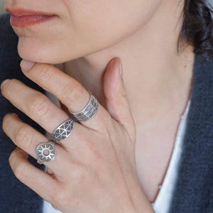 Anillo étnico antiguo de plata con triángulos geométricos de puntos, anillo apilable delicado, redondo y ovalado chapado en plata, ajustable, regalo perfecto para ella, ideal para festivales.