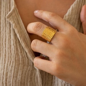 Gold gehämmerter Linien Ring, Ring Gold drei Linien wasserdicht zierlich Boho geometrisch minimal Stapelring abstrakt modern Stapelring kantig