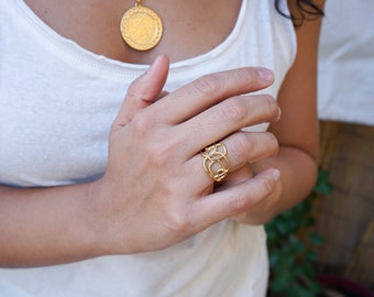 Anello wireframe astratto delicato in oro, anello regolabile ritagliato a forma organica, anello impilabile dal design lungo e delicato e minimalista, anello a strati