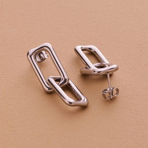 シルバーのペーパークリップイヤリング、シルバーリンクドロップイヤリング、防水長方形イヤリング、モダンな幾何学的イヤリング、大胆なステートメントジュエリー