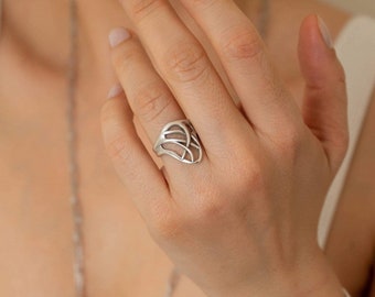 Anello wireframe in argento con linee astratte, anello regolabile ritagliato a forma organica che impila un delicato anello geometrico dal design lungo e minimale