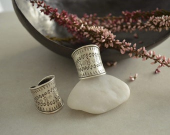 Grande anello inciso in argento in stile Boho, anello boho economico regolabile e impilabile, dal design intricato inciso, misura 5-6