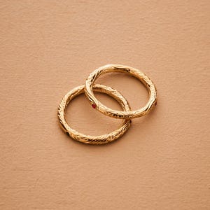 Goud gegraveerde ring, roestvrijstalen ring, rode zirkoonring, dunne stapelring, getextureerde gouden band, gegraveerde ring 2,5 mm, sierlijke ring