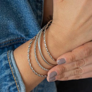 Srebrna delikatna pleciona bransoletka, bransoletki ze stali nierdzewnej, srebrna minimalistyczna bransoletka do układania w stosy, delikatna hipisowska boho, delikatni wolni ludzie