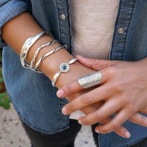 Bracciale rigido con moneta incisa in argento antico, smalto nero o turchese, braccialetti impilabili, bracciale rigido per feste, bracciale rigido minimalista e delicato in stile boho.