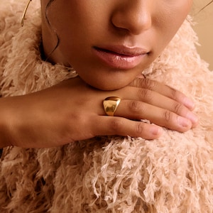 Gold zierlich blumige Kuppel Ring, handgemachter mutiger Ring, organisch Form verstellbarer Ring großer Stapel zart minimal geschichteter 24k vergoldeter Ring