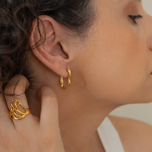Gold Welle Creolen, Organic Hoop Edelstahl Ohrringe, leichtes zierliches geometrisches trendiges modisches minimal boho modernes Schmuckgeschenk