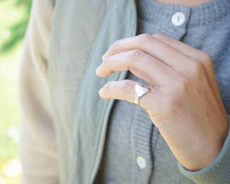 Anello da mignolo con cuore avvolgente in argento, anello chevalier semplice boho, delicato anello con sigillo, anello d'amore minimalista, regalo di compleanno, boho hippie indie rock immagine 2