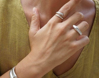Anello asimmetrico morbido in argento antico, grande anello sadico e audace, anello a strati regolabile di forma organica, anello a strati fluido e delicato impilabile