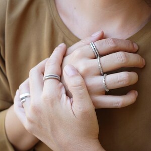 Anillo abierto de banda fina ondulada martillada de plata, anillo de plata ajustable abierto, anillo de roca delicado apilable, anillo retro de moda de festival apilable