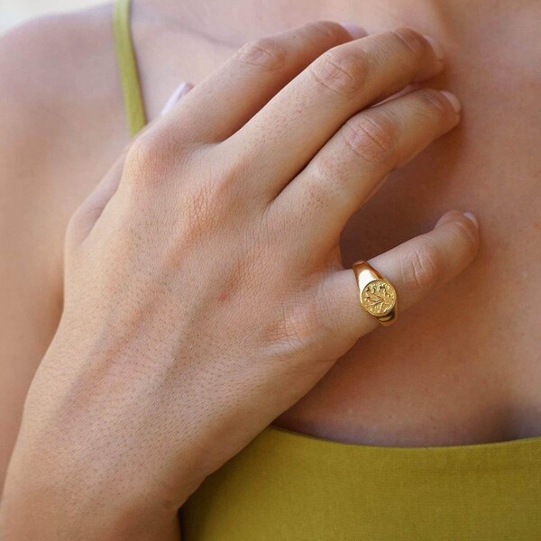 Anillo de sello de sello floral de oro, anillo boho chevalier chapado en oro de 24k, anillo minimalista meñique de sello delicado, regalo de cumpleaños de rock indie hippie de sello