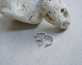 Anello in argento regolabile aperto con due sfere, anello a doppia sfera, semplice anello di roccia delicato, anello impilabile alla moda da festival impilabile a fascia aperta