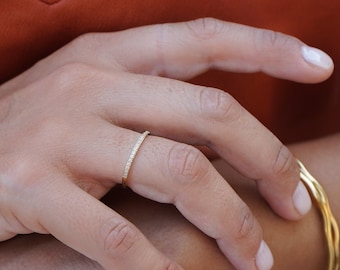 Anillo de eternidad fino con circonita cúbica y banda de acero inoxidable chapada en oro de 18 quilates