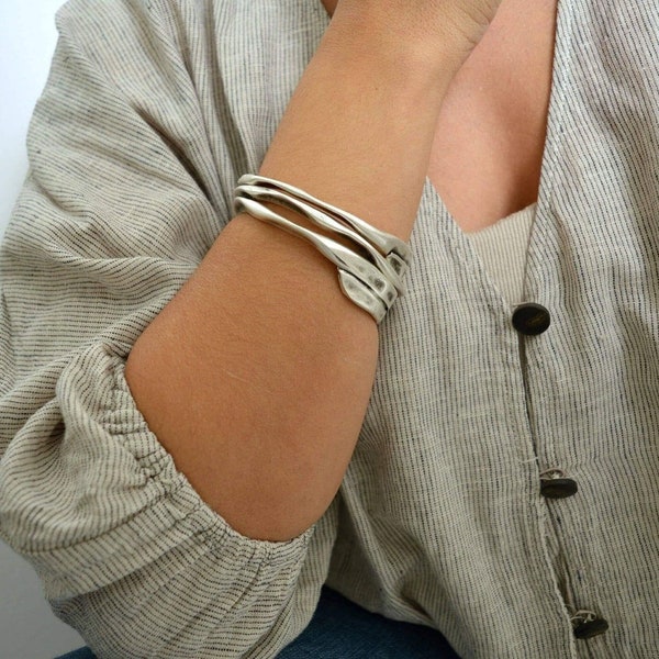 Brazalete martillado redondo grueso de plata antigua, pulsera de pulsera apilable, pulsera de cuerda apilable boho delicado puño minimalista, 6-7,5 pulgadas