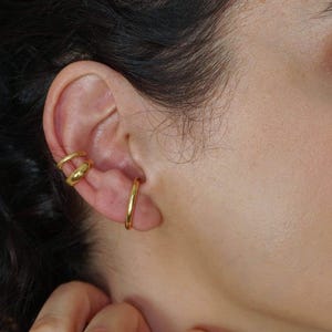 Single 24k gold plated short lobe hugger earring, hammered ear hugger, ear lobe cuff stud, medium minimal curved line ear lobe hug earring,