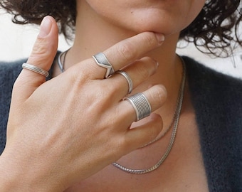 Anillo de cuerda trenzada de plata antigua, anillo de líneas trenzadas, anillo largo de líneas modernas bohemias, anillo bañado en plata, anillo único, orgánico, étnico y asequible.