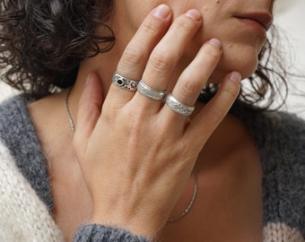 Anello a fascia inciso con motivo floreale in argento antico, anello per pollice gitano boho minimal midi, anello minimalista impilabile a fascia sottile