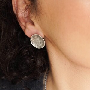 Silberne asymmetrische gehämmerte Ohrstecker, große runde Ohrstecker in Silber