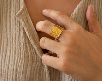 Gold hammered lines ring