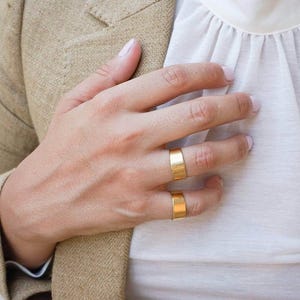 Anel aberto simples em ouro com faixa grossa, anel de ouro ajustável em camadas.