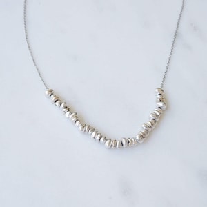 Collana con perline irregolari in argento antico, collana delicata e vistosa, collana a strati geometrici in argento, stile boho hippie, corta