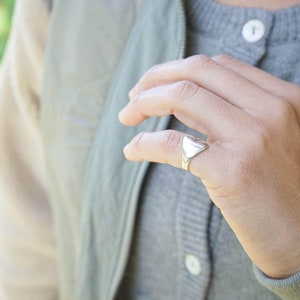 Silver wrap heart pinky ring, boho simple chevalier ring, dainty signet ring, minimalist love ring, birthday gift, boho hippie indie rock imagem 2