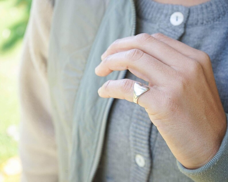 Silver wrap heart pinky ring, boho simple chevalier ring, dainty signet ring, minimalist love ring, birthday gift, boho hippie indie rock imagem 2