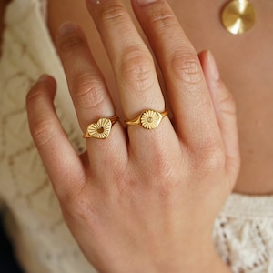Gold FLOWER HEART Sun Rays signet ring, gold plated stainless steel Boho ring, Delicate Dainty Minimalist ring, hippie indie rock bday gift