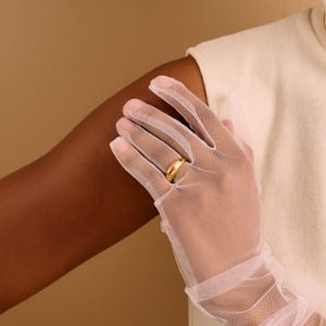 Delicato anello a cupola morbida in oro, anello stretto e audace