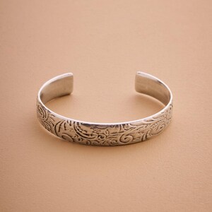 Zilveren etnische manchet met bloemmotief, stapelarmband, boho delicaat minimalistisch
