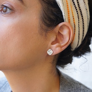 Orecchini a bottone quadrati ondulati in argento Boho, orecchini delicati, orecchini moderni alla moda Boho, regalo per lei, orecchini a bottone minimali e delicati.