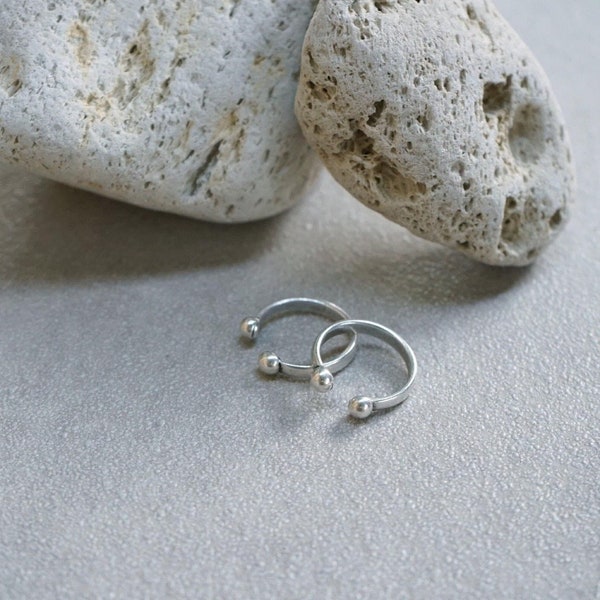 Anello in argento regolabile aperto con due sfere, anello a doppia sfera, semplice anello di roccia delicato, anello impilabile alla moda da festival impilabile a fascia aperta
