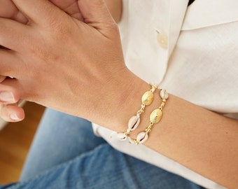 Bracciale con conchiglie di ciprea naturale con conchiglia di patella d'oro, braccialetto macrame regolabile boho, regalo delicato delicato per l'estate tropicale sulla spiaggia