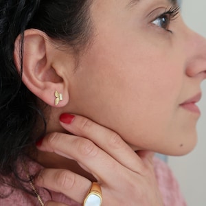 Orecchini a farfalla in acciaio inossidabile placcato oro con conchiglia bianca, gioielli delicati, moderni, alla moda, minimal, con animali, natura, regalo