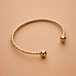 Pulsera de alambre dorado con extremos de bola, brazalete de acero inoxidable, brazalete abierto apilable minimalista