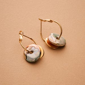 Orecchini a cerchio con moneta in ceramica, orecchini a cerchio pendenti placcati in oro, perline bianche, rosa e verdi, orecchini con ciondolo testurizzato, orecchini in ceramica zamak