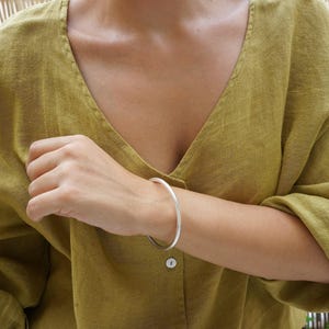 Manchette ronde épaisse et brillante argentée, bracelets empilables en forme de cercle, bracelet jonc ethnique minimaliste simple, boho boho hippie délicat