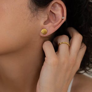 Gold matte disc stud earrings, minimal 24k gold plated 10mm disc stud earrings dainty boho trendy modern gift for her circle delicate studs