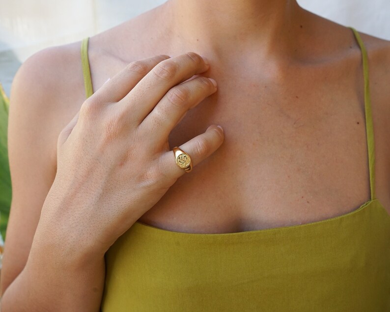 Gold floral stamp signet ring, 24k gold plated boho chevalier ring, dainty signet pinky minimalist ring, signet hippie indie rock bday gift image 2