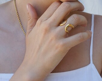 Anello avvolgente organico minimalista martellato in oro, anello regolabile impilabile astratto boho moderno placcato oro 24k, regalo per lei taglia 7-8