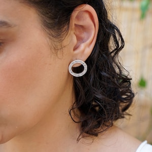 Antique silver wave ripple circle stud earrings, hammered dainty earring, boho trendy modern earrings gift for her delicate minimal studs
