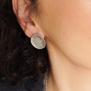 Boucles d'oreilles disque martelé asymétriques en argent antique, grandes boucles d'oreilles rondes disque, grande tendance ethnique délicate boho minimal