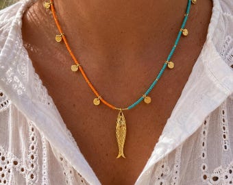 Collana con ciondolo a forma di pesce Miyuki arancione e turchese, collana estiva minimalista, collana moderna e colorata da indossare a strati, gioiello d'ispirazione mediterranea