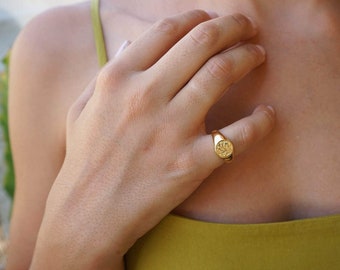 Anillo de sello de sello floral de oro, anillo boho chevalier chapado en oro de 24k, anillo minimalista meñique de sello delicado, regalo de cumpleaños de rock indie hippie de sello