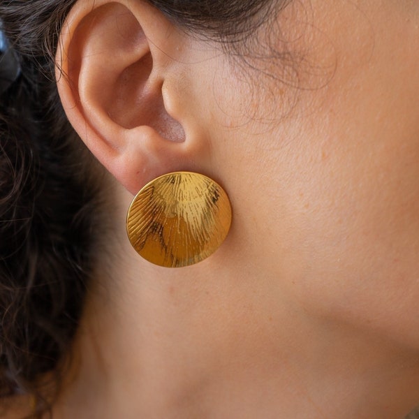 Large gold disc earrings, round hammered disc stud earrings, 24k gold plated disc earrings, big statement bold large circle stud earrings