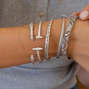 Brazalete de plata martillada, brazalete de plata con patrón wt, brazalete floral apilable, cierre wt apilable, impermeable, bohemio, delicado regalo minimalista para ella