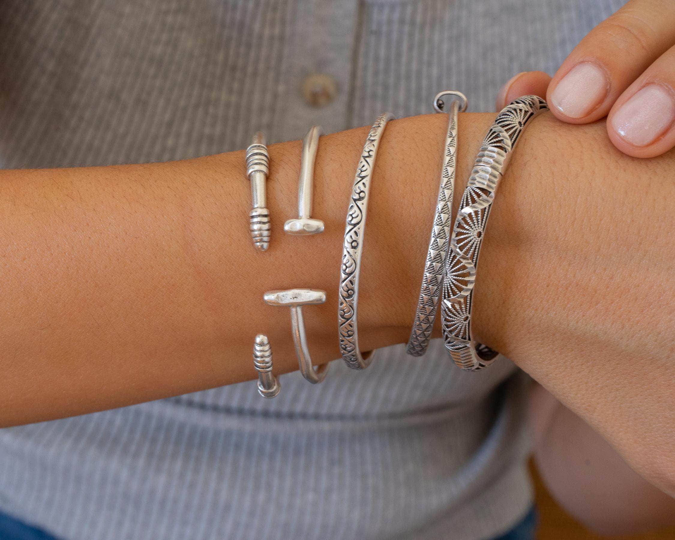 Bracelet Jonc Fin Incrusté De Fleurs - Acier Inoxydable Argenté, Neuf Sans Emballage